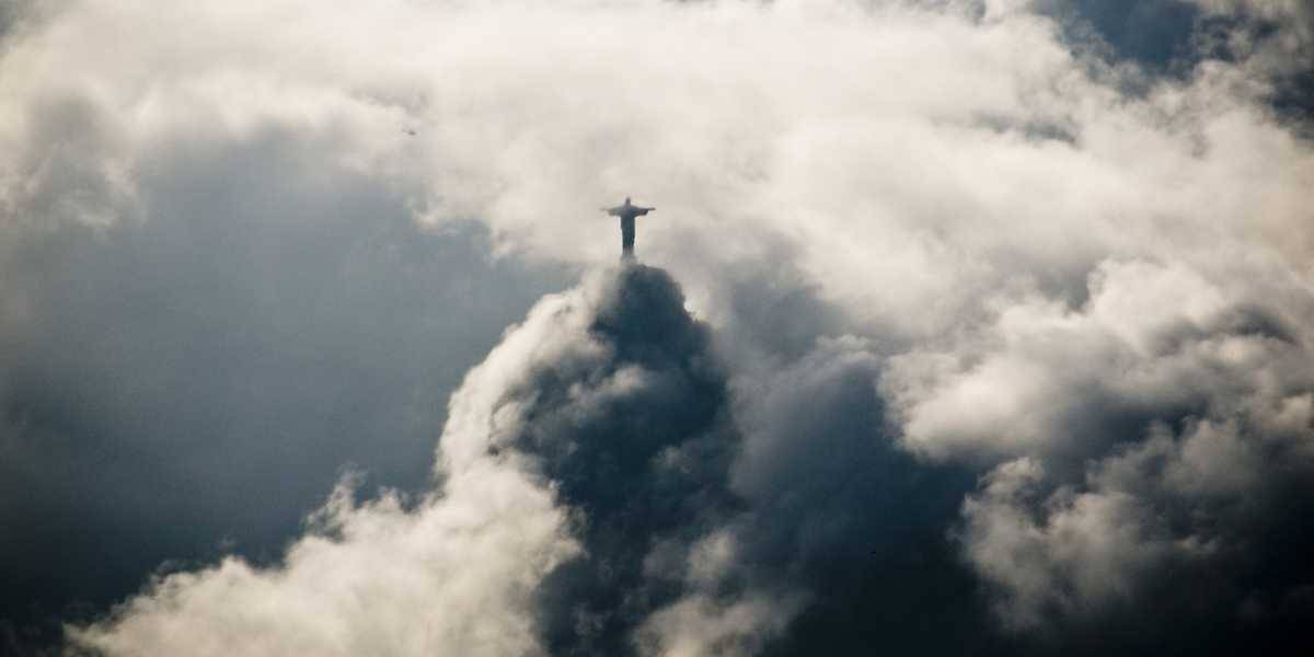 Le Christ rédempteur au milieu des nuages