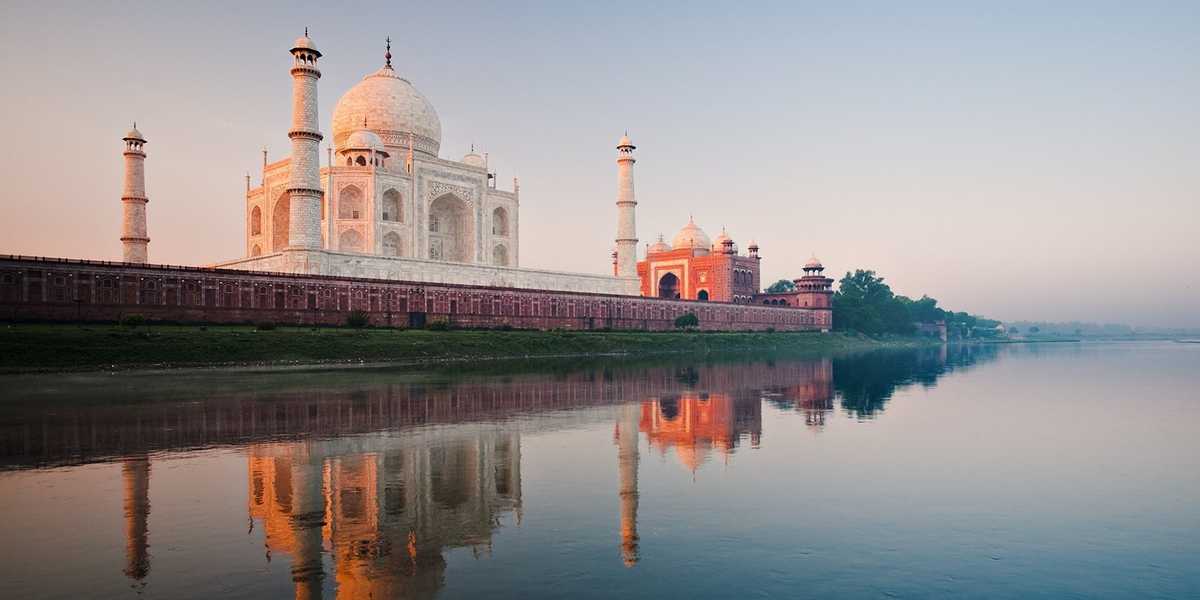 Le Taj Mahal le long du fleuve