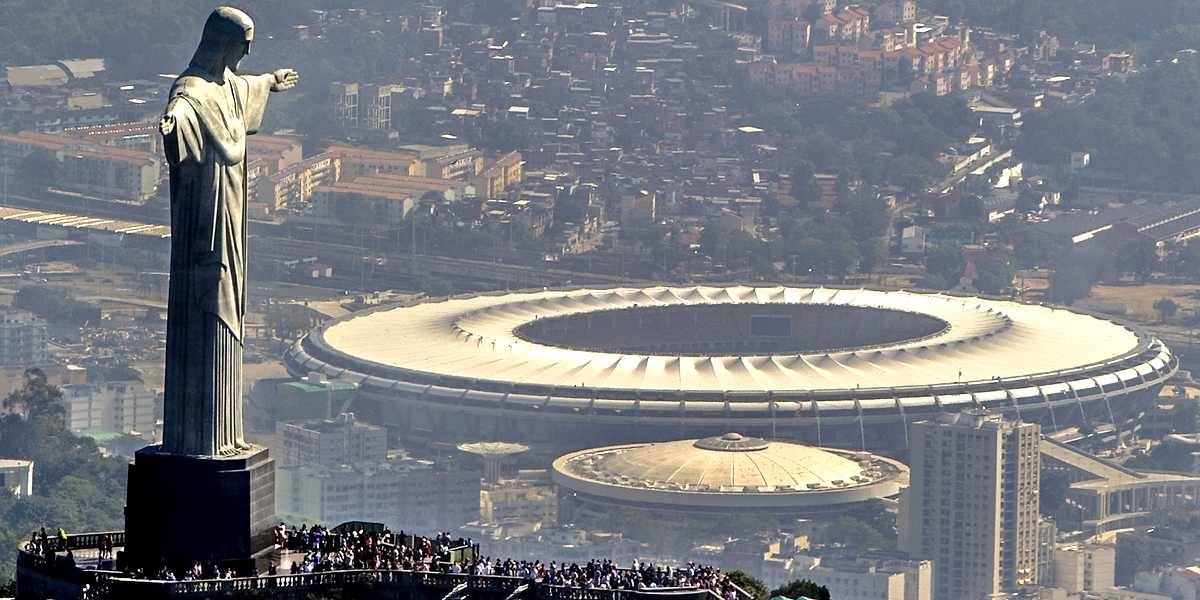 Le stade du Maracana avec la statue