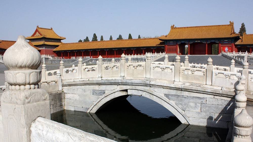 Pont sur la rivière aux eaux d'or