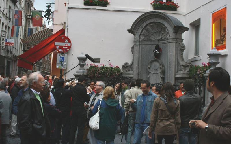 La foule devant la statue