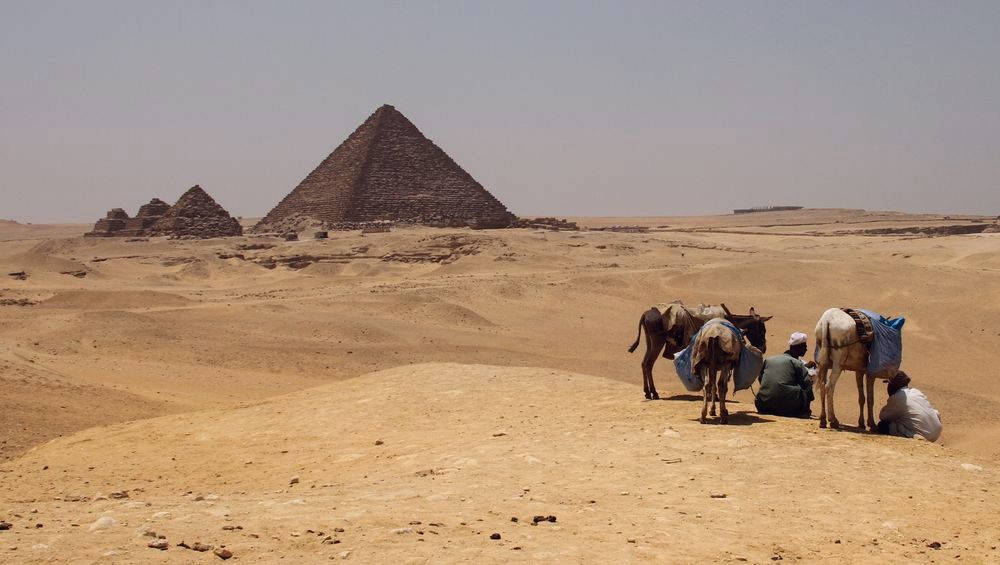 Pyramides dans le désert
