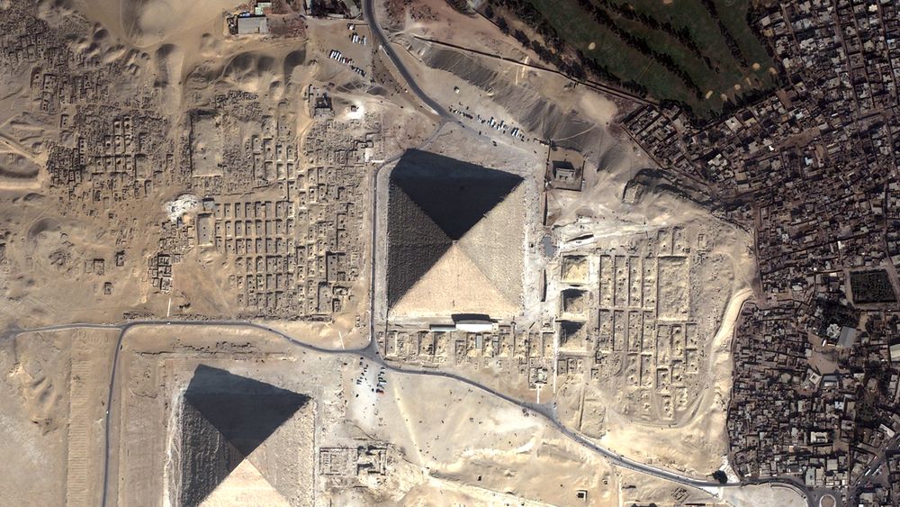 Vue aérienne de la pyramide de Khéops (cliquez pour agrandir)