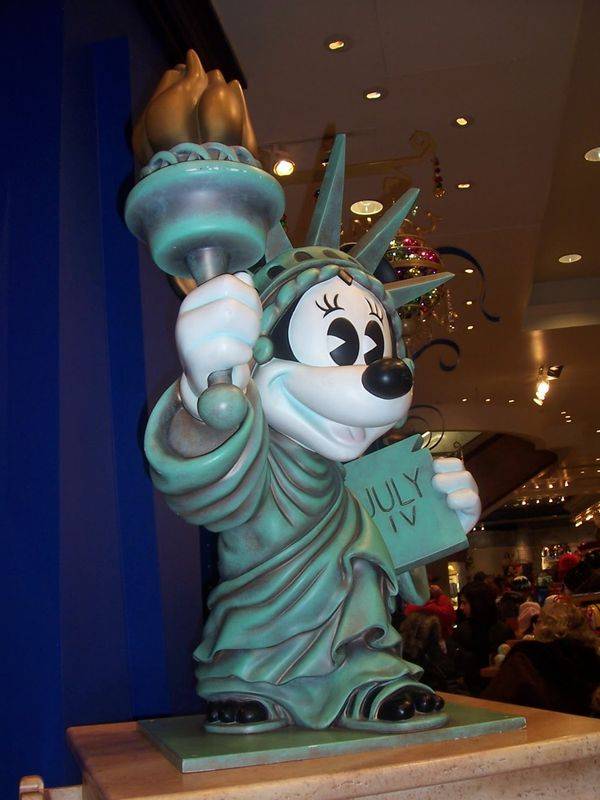 Minnie en statue de la Liberté