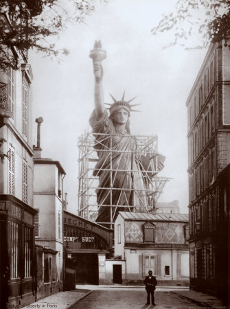 La statue montée en plein Paris