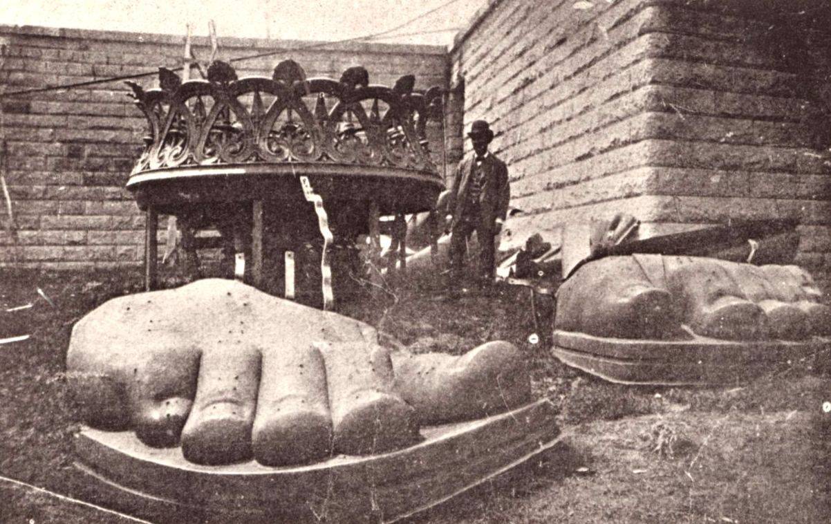Le pied de la statue