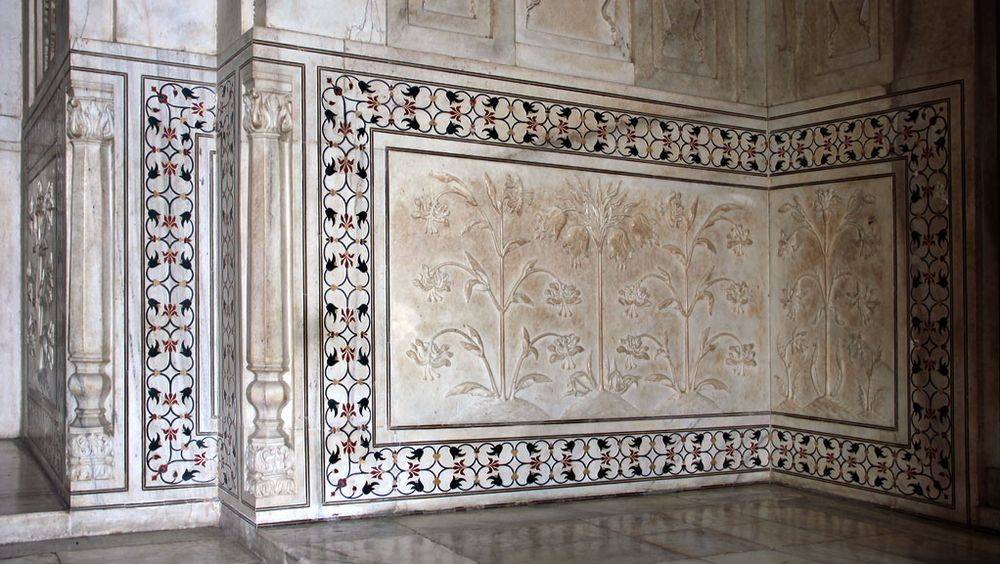 Des motifs floraux dans le Taj Mahal