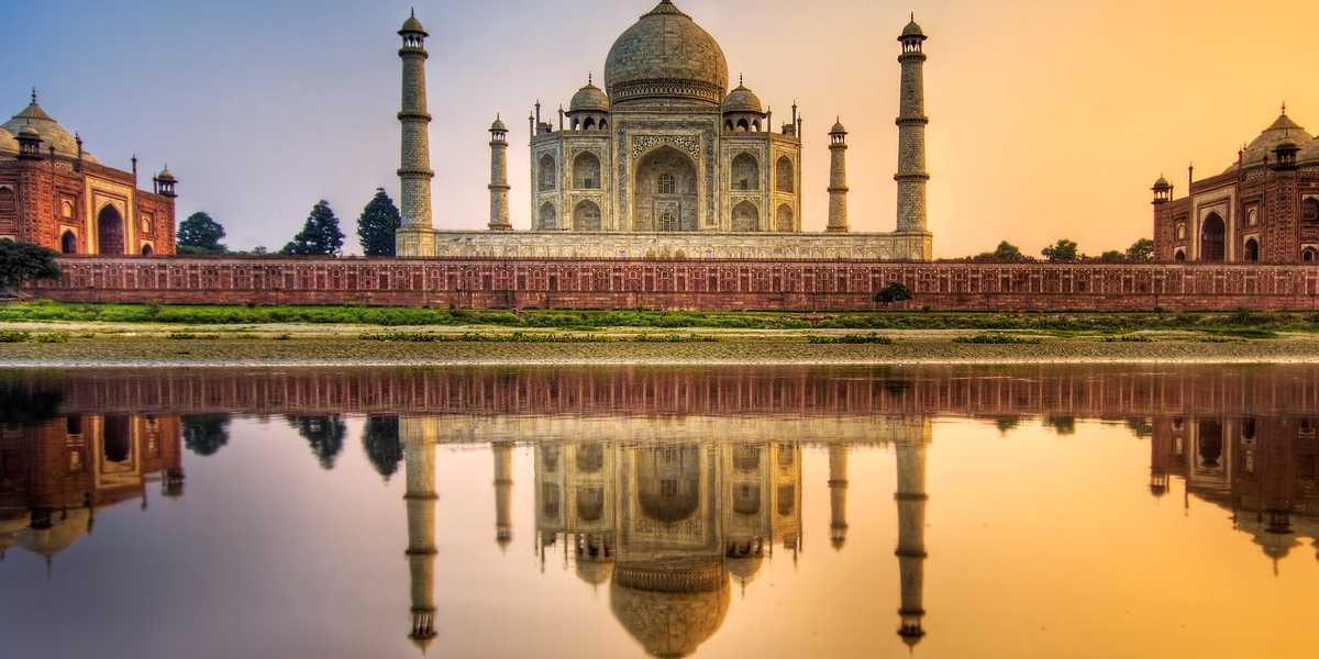 Le Taj Mahal se reflétant dans le fleuve