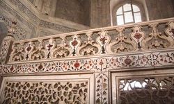 La frise de la balustrade à l'intérieur du Taj Mahal