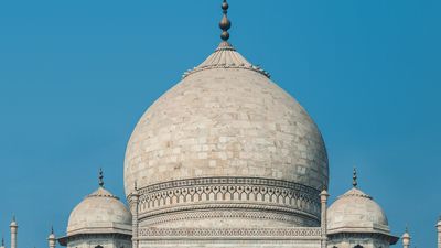Le dôme bulbeux du Taj Mahal