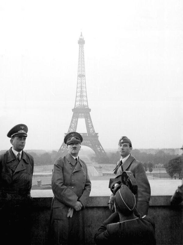 Hitler devant la tour Eiffel
