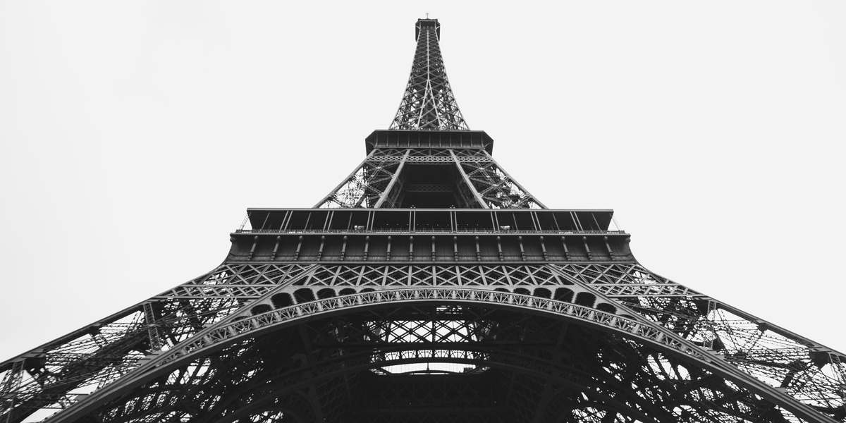 Vue de la tour Eiffel du champs de Mars