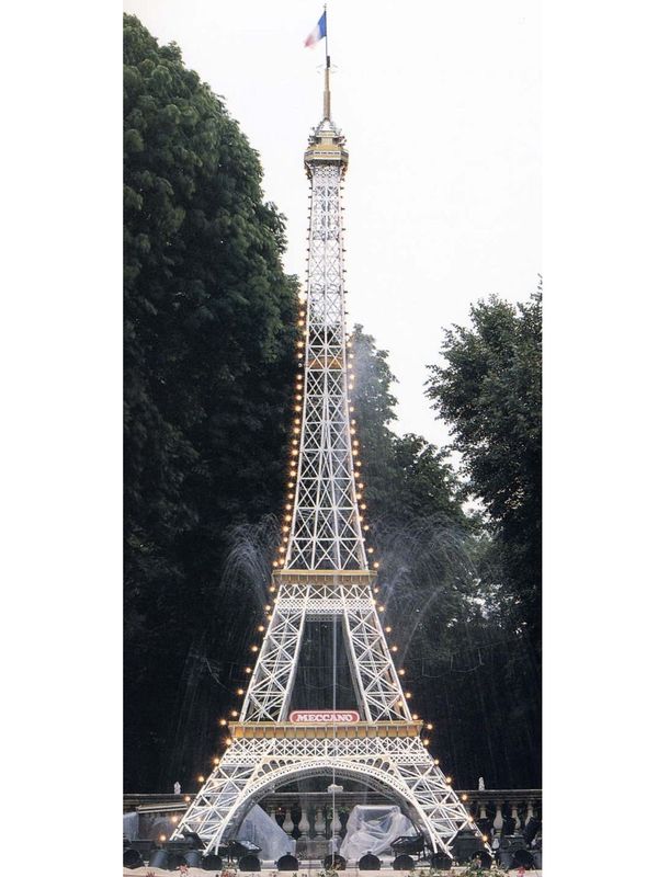 Au pied de la Tour Eiffel, une réplique miniature à voir jusqu'au 10 avril  - Elle