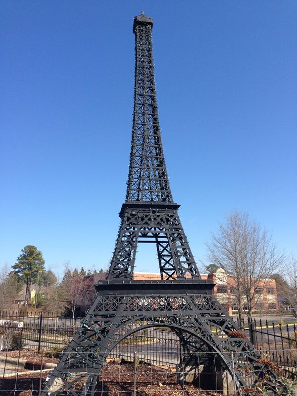 Paris : la tour Eiffel se pare d'un toboggan et d'une réplique pour le 1er  avril