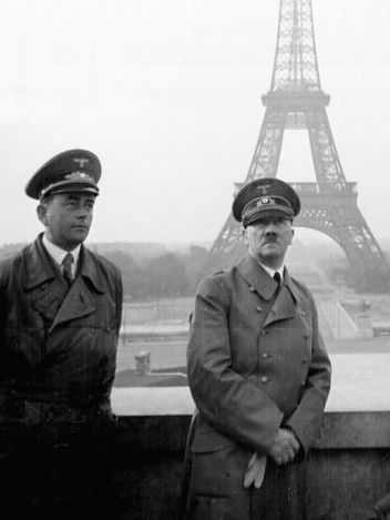 Hitler devant la tour Eiffel