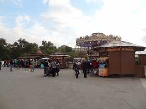 Le carrousel, aux pieds de la tour Eiffel