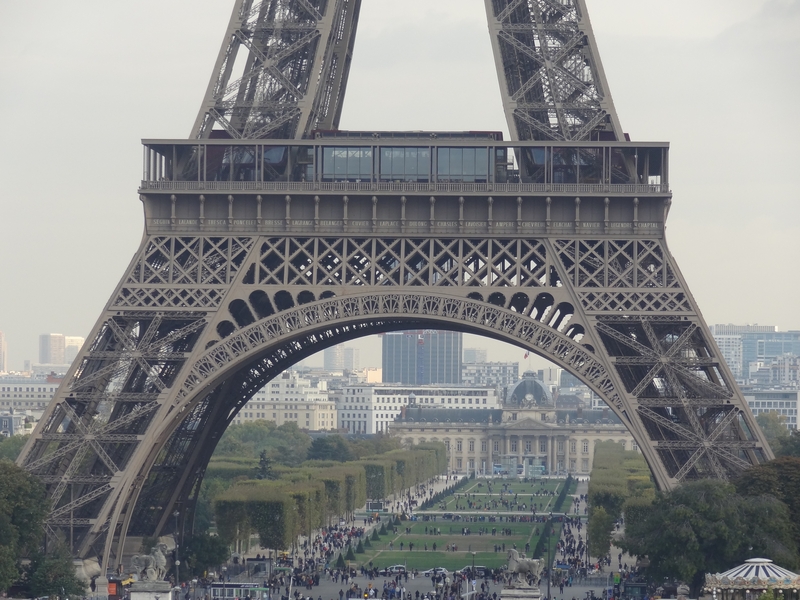 Vue sur le 1er étage de la tour Eiffel