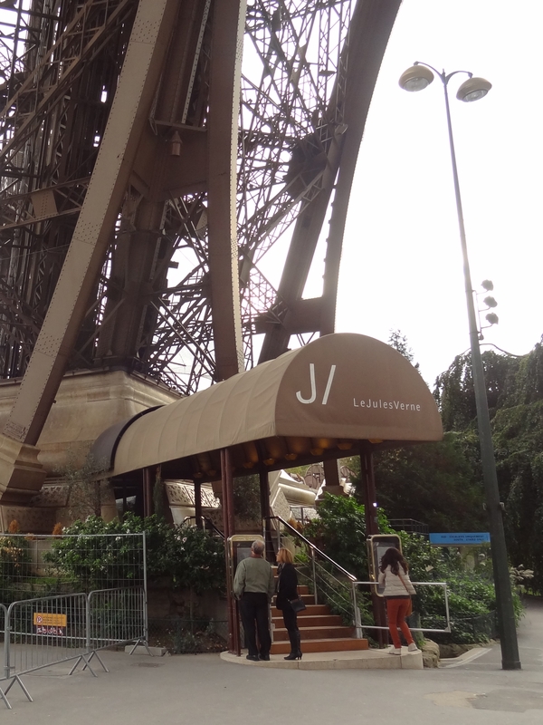 L'entrée du restaurant 'Le Jules Verne'