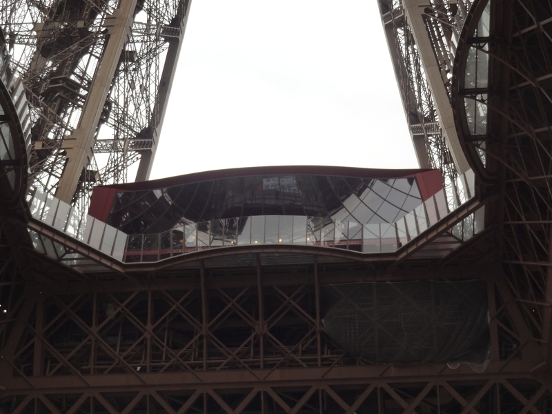 Le pavillon Ferrié, devant les barrières en verre